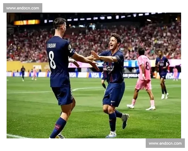 登贝莱追星梅西名场面!更衣室勾肩搭背聊 5 分钟,巴萨老队友再续兄弟情